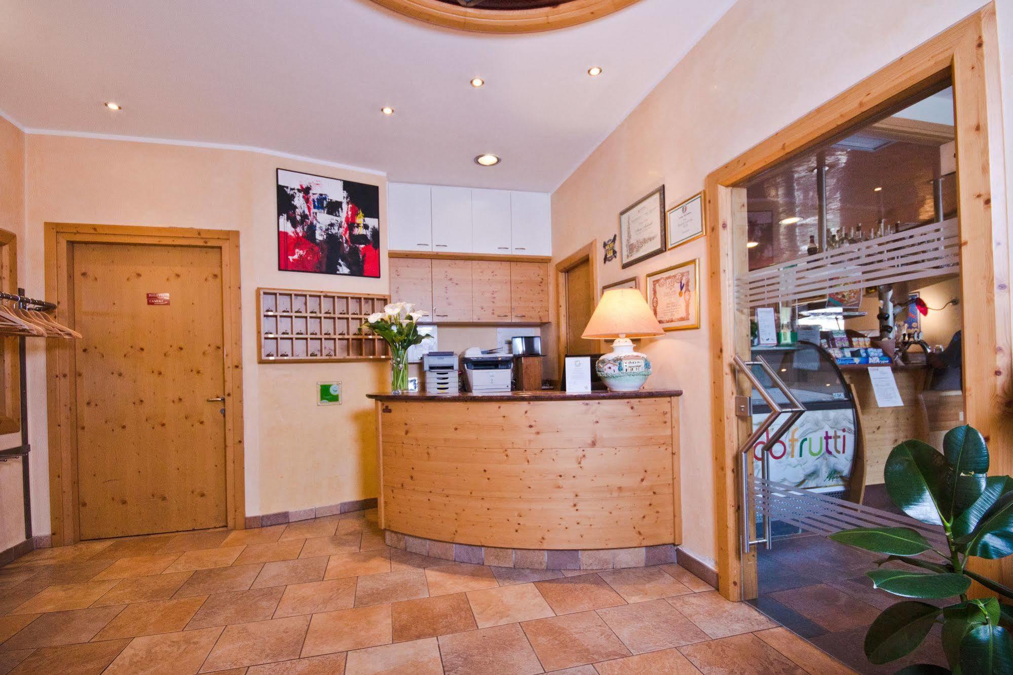 Hotel Martinelli Ronzo-Chienis Kültér fotó